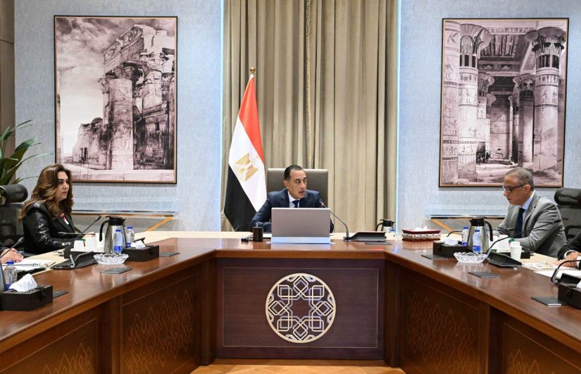 اجتماع مراجعة الموقف التنفيذي للمشروعات التنموية بالجيزة