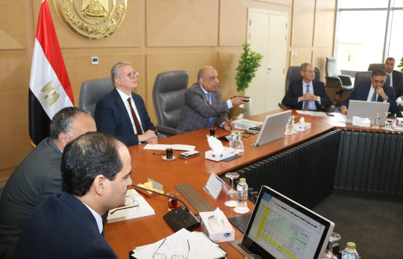 اجتماع مسؤولى البترول والكهرباء