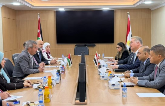 وزير البترول خلال اللقاء 