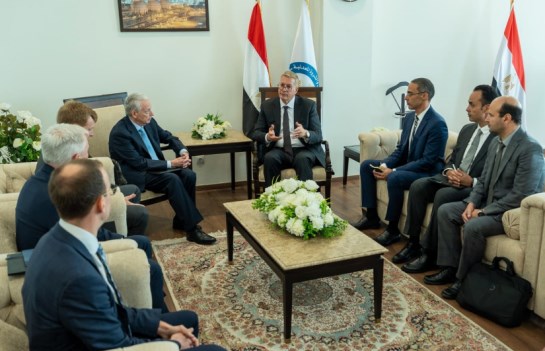 وزير البترول في جلسة المباحثات 
