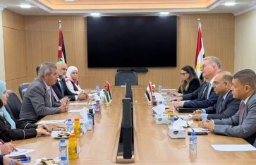 وزير البترول خلال اللقاء 