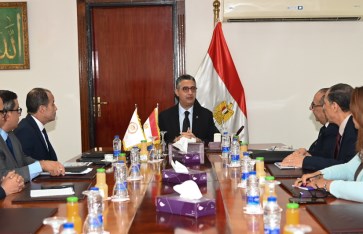 وزير التموين خلال الاجتماع 