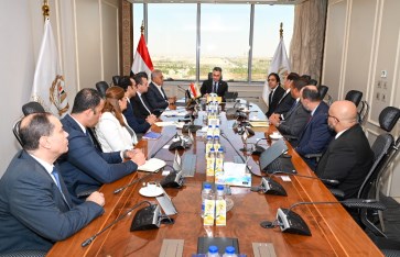 وزير التموين خلال الاجتماع 