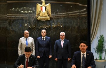 رئيس الوزراء أثناء توقيع الاتفاقية