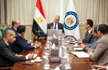 وزير البترول أثناء الاجتماع