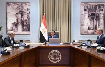 اجتماع رئيس الوزراء مع وزيرى الطيران المدنى والبترول