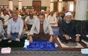 اللواء طارق راشد خلال صلاة الجمعة