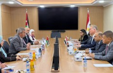 وزير البترول خلال اللقاء 