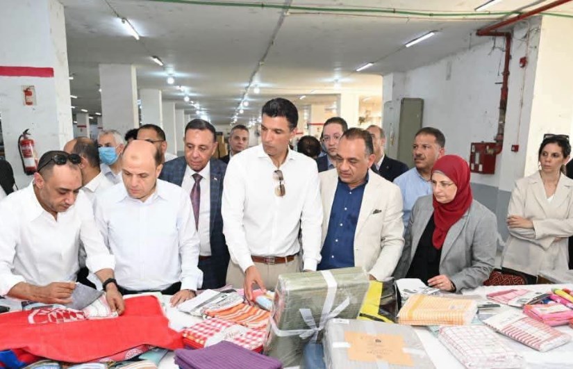 وزير الصناعة في مصانع الغزل والنسيج
