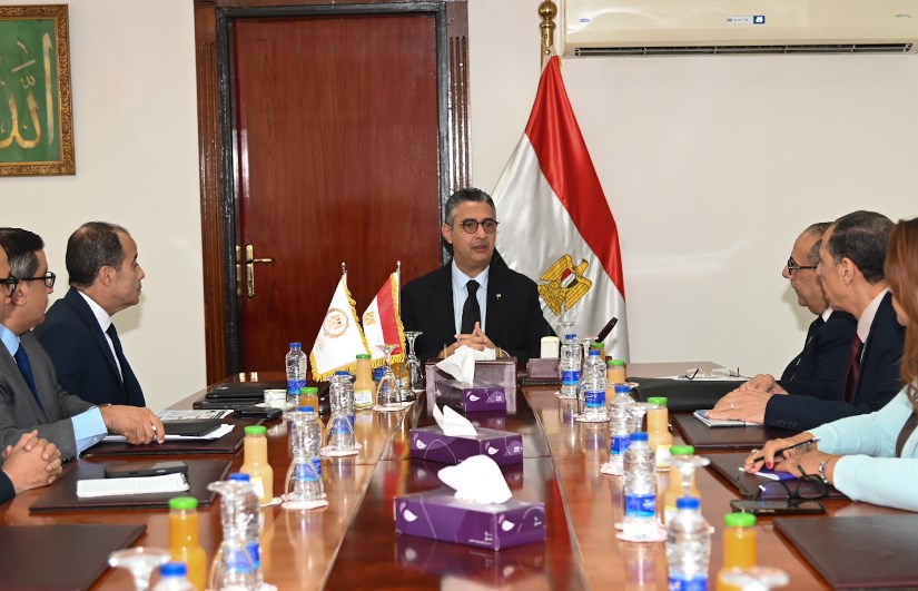 وزير التموين خلال الاجتماع 