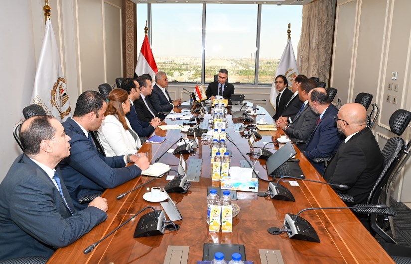 وزير التموين خلال الاجتماع 