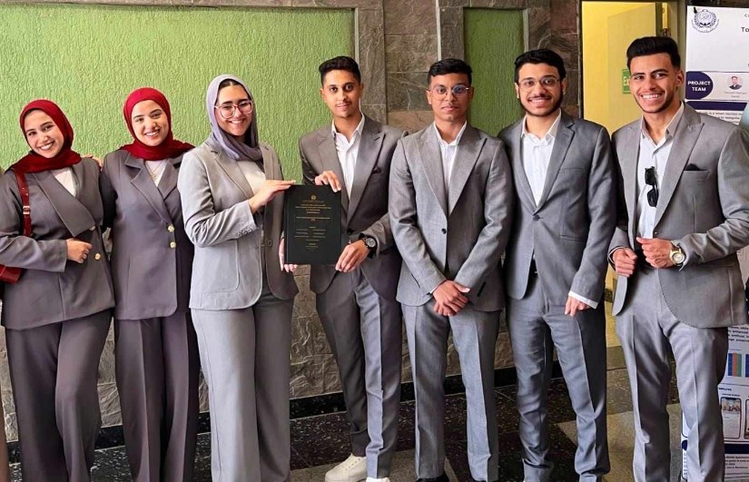 فريق من طلاب كلية الحاسبات وتكنولوجيا المعلومات