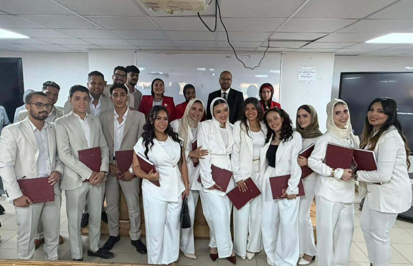 طلاب معهد الالسن العالي قسم إدارة شركات طيران