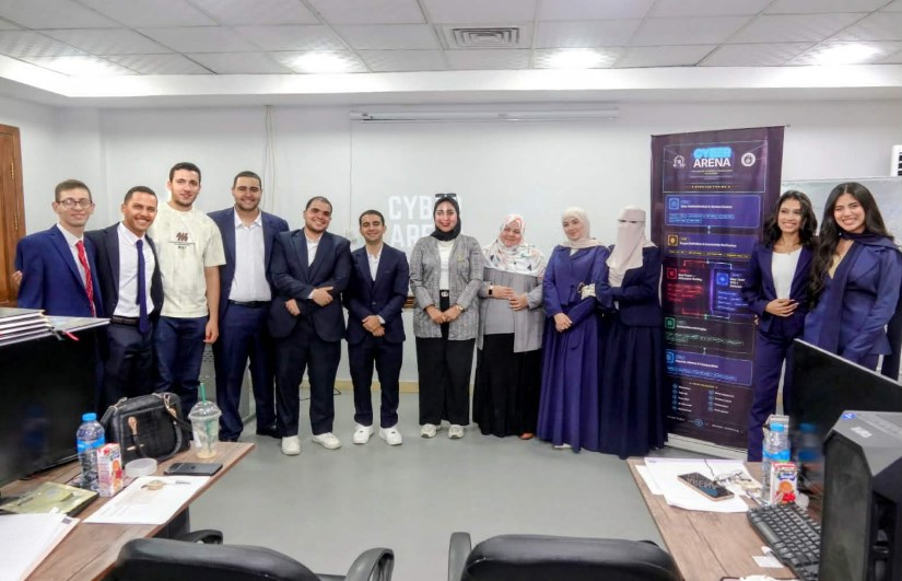 فريق من طلاب جامعة حلوان التكنولوجية 