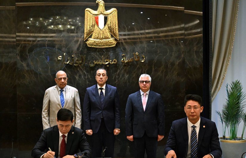 رئيس الوزراء أثناء توقيع الاتفاقية