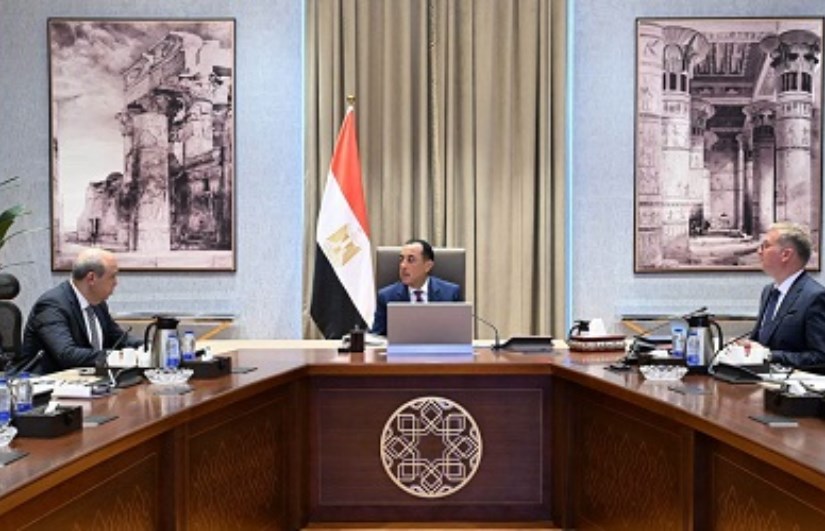 اجتماع رئيس الوزراء مع وزيرى الطيران المدنى والبترول