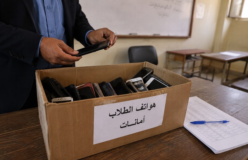 "هواتف الطلاب داخل صندوق الأمانات قبل بدء الامتحان.. لكنها لم تعد بعد انتهاء اللجنة في واقعة أثارت الجدل بسوهاج"