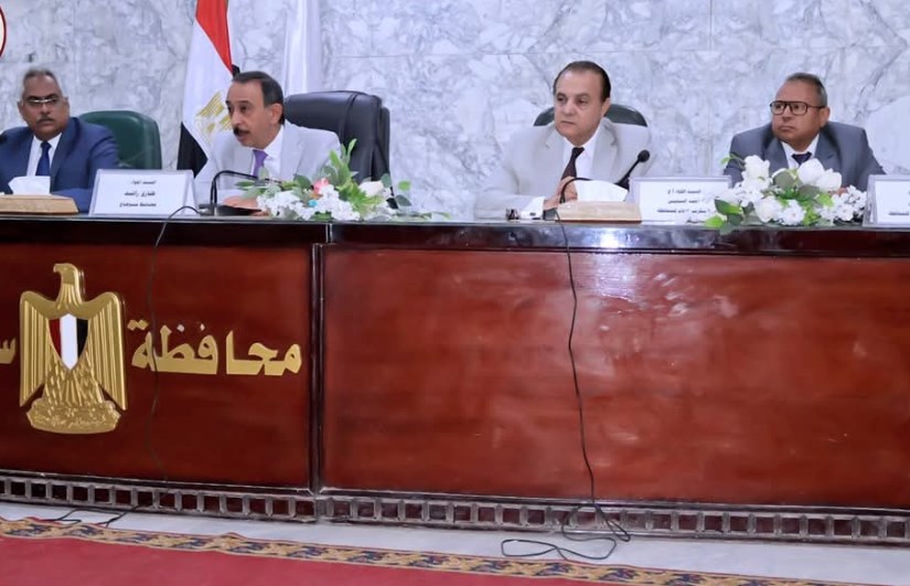 محافظ سوهاج خلال ترؤسة اجتماعا موسعًا لمناقشة آليات التنفيذ
