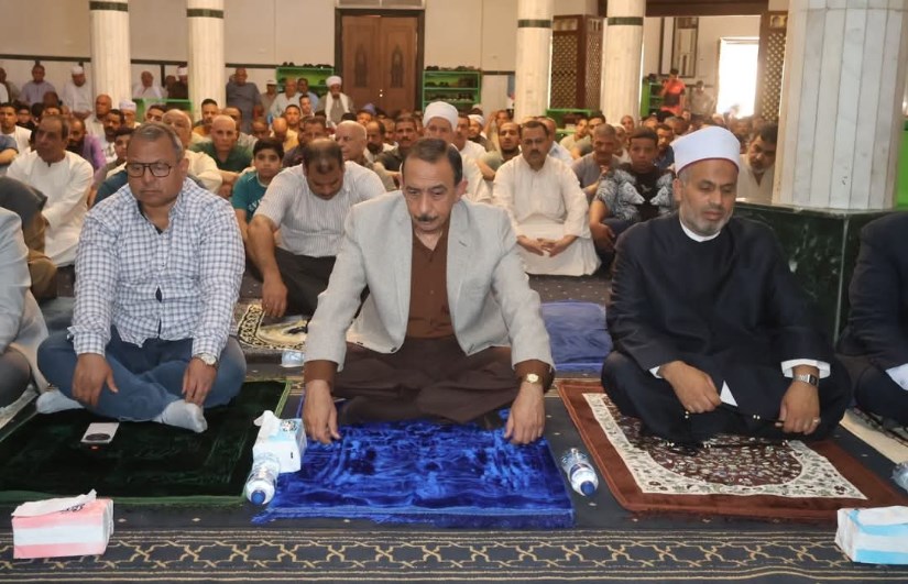 اللواء طارق راشد خلال صلاة الجمعة
