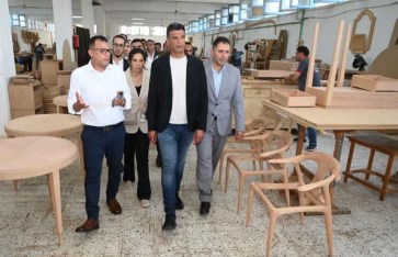 وزير الصناعة يتفقد مصانع الأثاث بدمياط