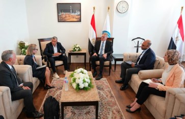 وزير البترول خلال اللقاء 