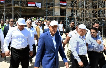 رئيس الوزراء يتفقد إحدى محطات القطار الكهربائى السريع