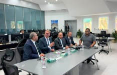 وزير البترول خلال اللقاء 