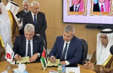 أثناء توقيع الاتفاقية