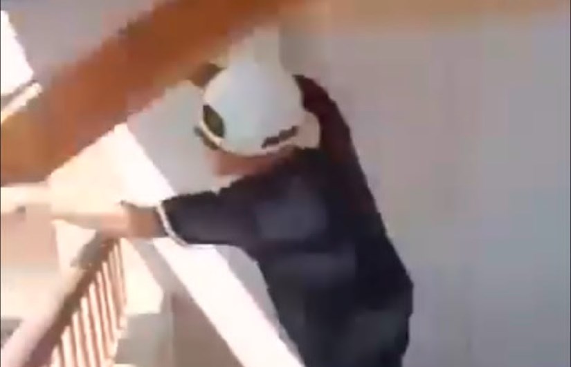 طلاب يكسرون الأثاث المدرسي
