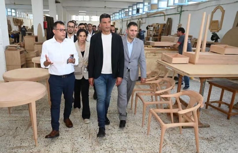 وزير الصناعة يتفقد مصانع الأثاث بدمياط