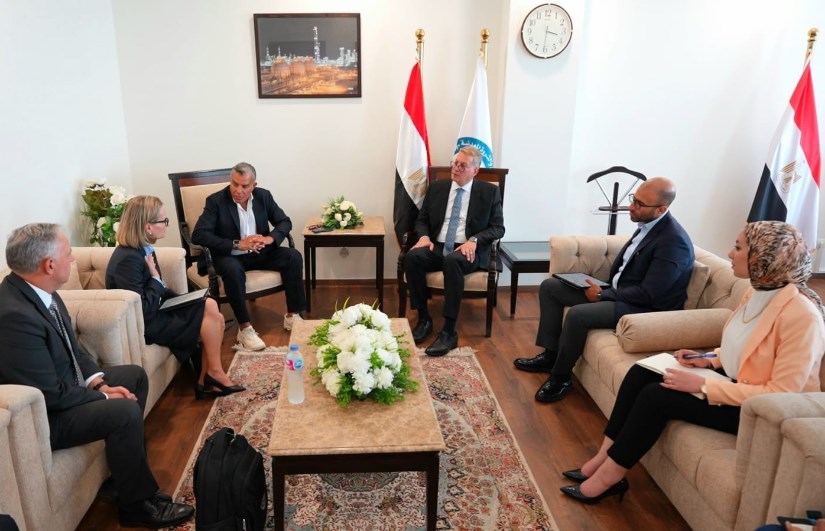 وزير البترول خلال اللقاء 