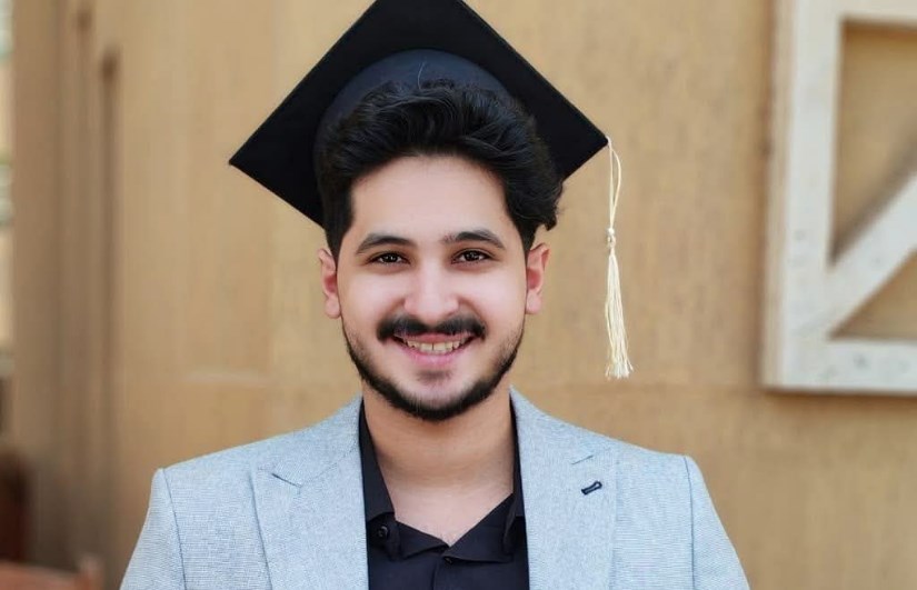 الشاب عبد الرحمن أسامة، خريج كلية الحوسبة وتقنية المعلومات بالجامعة العربية المفتوحة