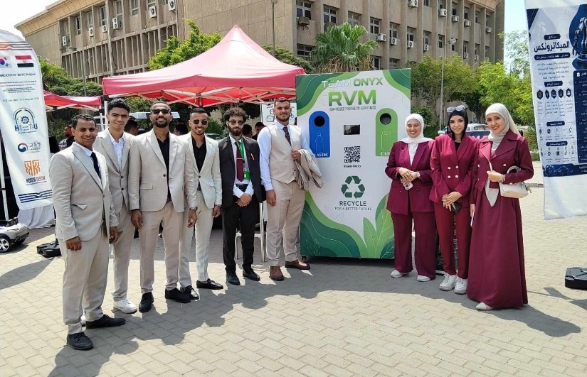 طلاب الفرقة الثانية بقسم الميكاترونكس بالكلية التكنولوجية بجامعة حلوان التكنولوجية الدولية