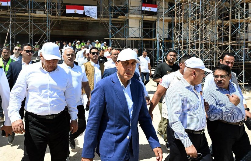 رئيس الوزراء يتفقد إحدى محطات القطار الكهربائى السريع
