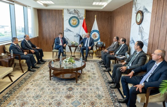 وزير البترول خلال اللقاء 