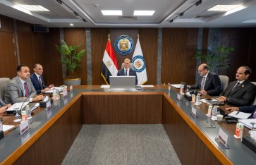 وزير البترول خلال اللقاء 