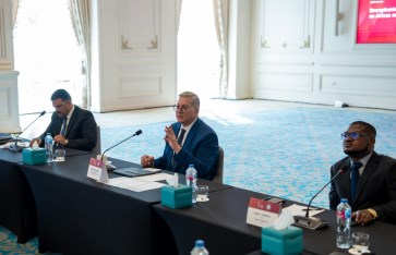 وزير البترول خلال اللقاء 