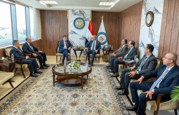 وزير البترول خلال اللقاء 