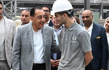رئيس الوزراء مع أحد العمال