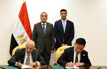 رئيس الوزراء خلال توقيع العقد