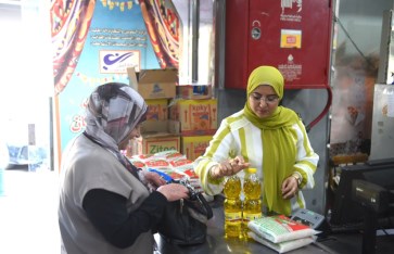 توافد المواطنيين على منافذ السلع المخفضة