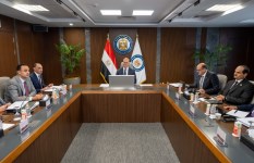 وزير البترول خلال اللقاء 