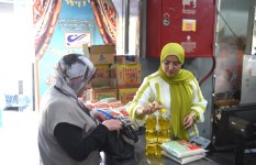 توافد المواطنيين على منافذ السلع المخفضة
