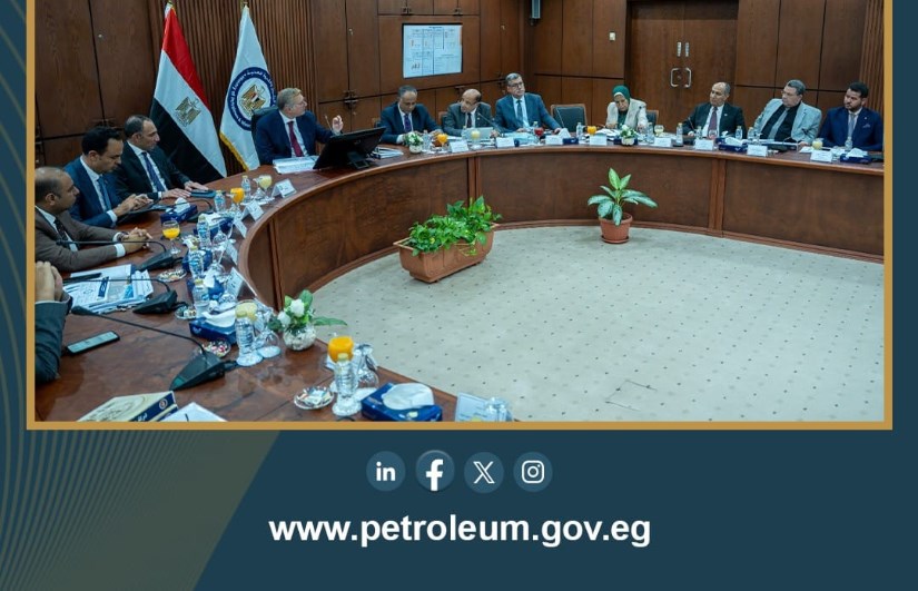 وزير البترول خلال اللقاء 