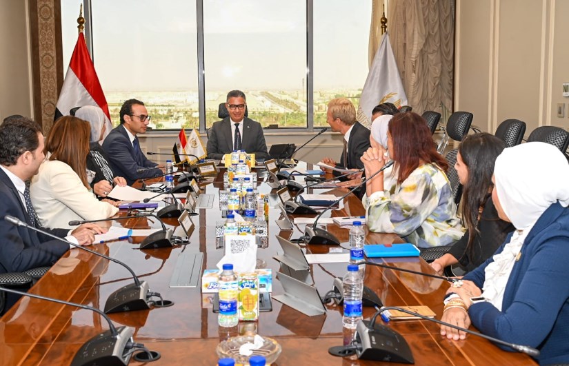 وزير التموين خلال الاجتماع 