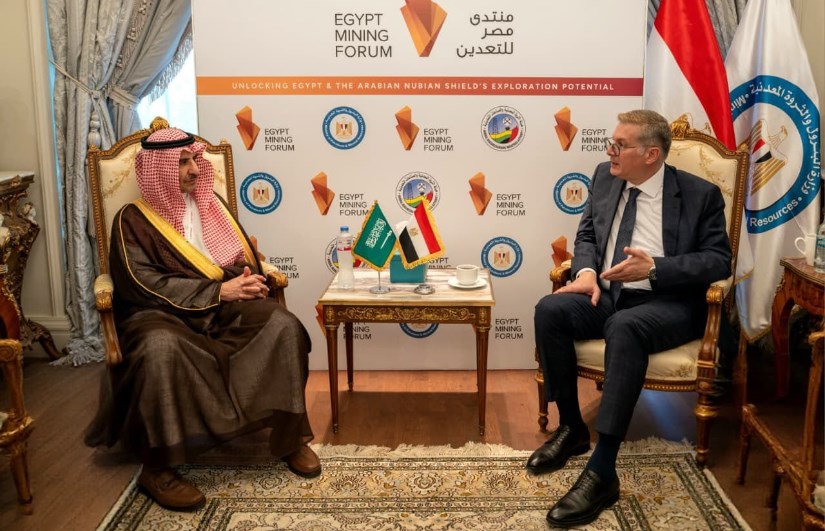 وزير البترول خلال اللقاء 