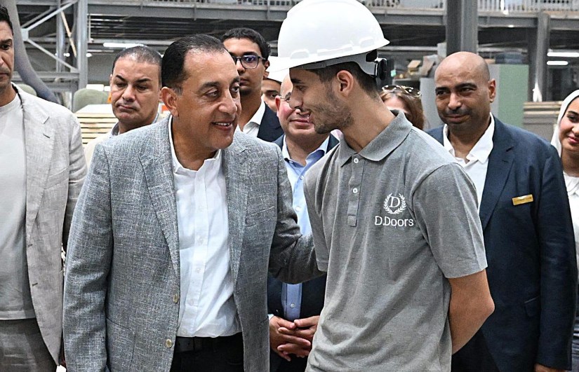 رئيس الوزراء مع أحد العمال