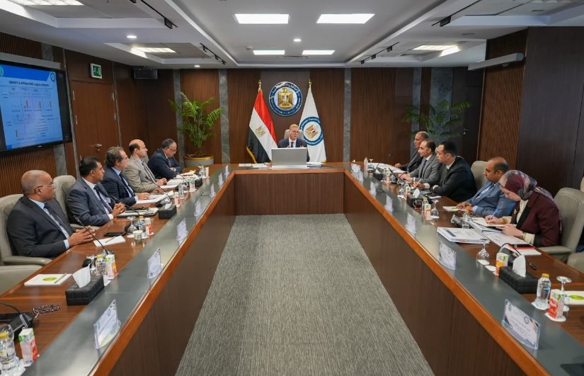وزير البترول أثناء الاجتماع